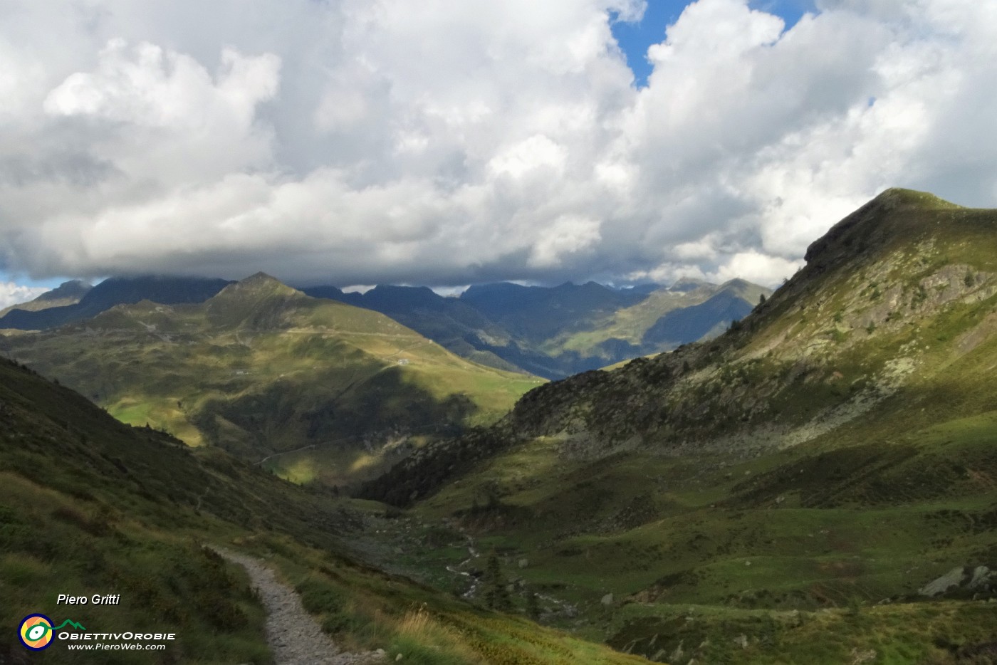 89 Scendendo in saliscendi la Val Ponteranica sul 101.JPG
